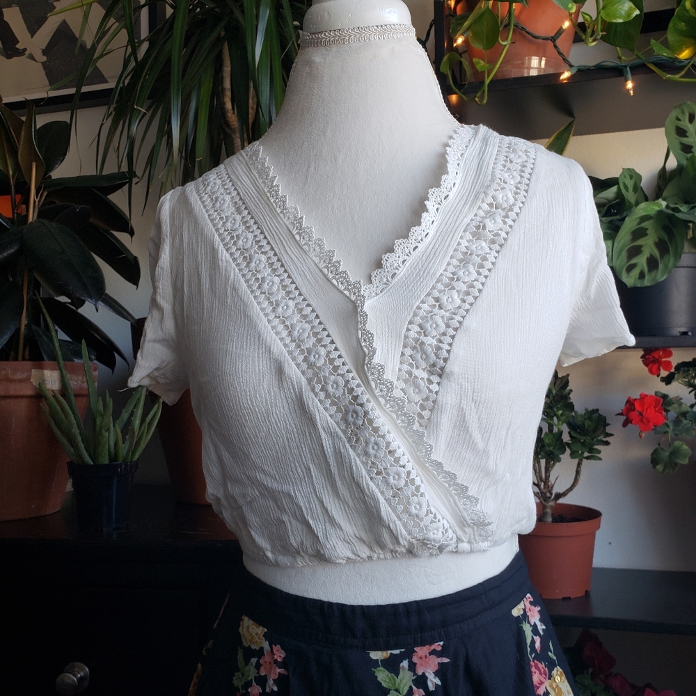 🌺 white blouse - Picture 2 of 6